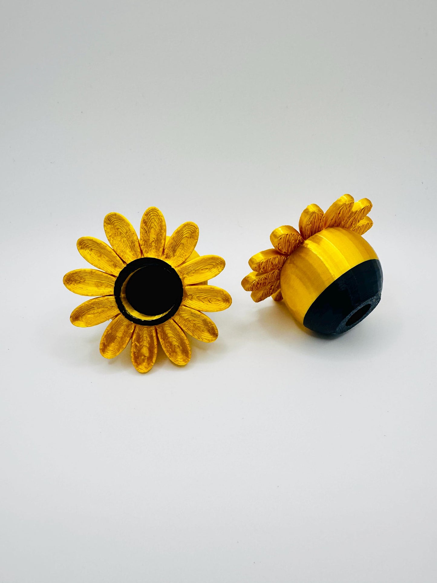 Flower Shaped Hide | Magnetic Ceiling Pod | For Jumping Spiders & Tiny Pets