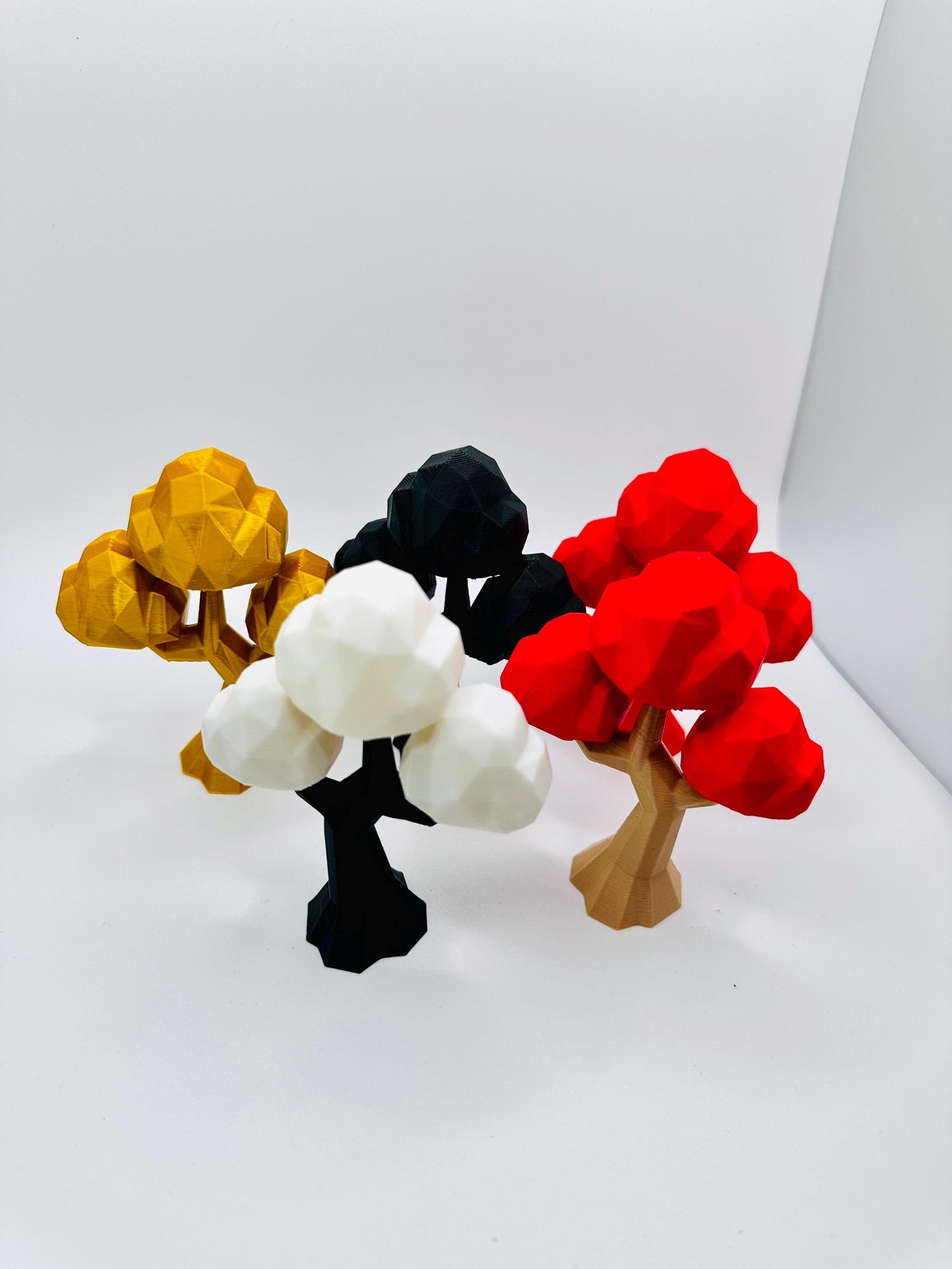 Geometric Tree Décor – Premium Jumping Spider & Small Pet Decor